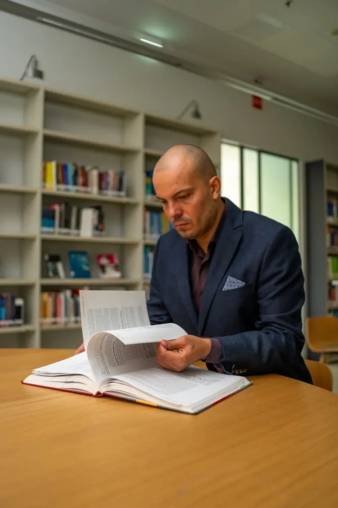 Kyrylo Kovalchuk työskentelee suuren avoimen kirjan äärellä kirjastossa